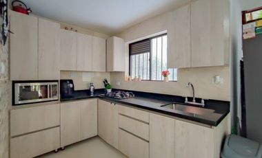 VENDO CASA DUPLEX REMODELADA EN LA POLAMA EN ENVIGADO