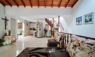 VENDO CASA DUPLEX REMODELADA EN LA POLAMA EN ENVIGADO