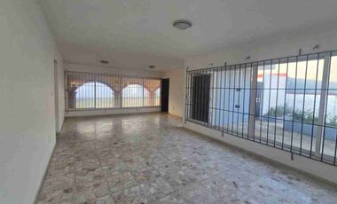 CASA EN VENTA de un nivel a una cuadra de la playa