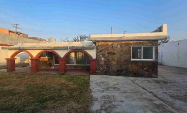 CASA EN VENTA de un nivel a una cuadra de la playa