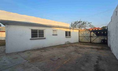 CASA EN VENTA de un nivel a una cuadra de la playa