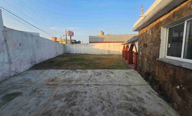 CASA EN VENTA de un nivel a una cuadra de la playa
