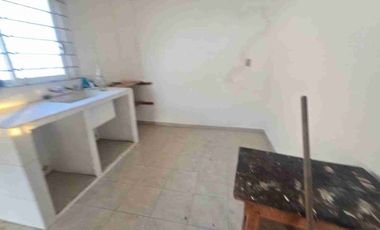 CASA EN VENTA de un nivel a una cuadra de la playa
