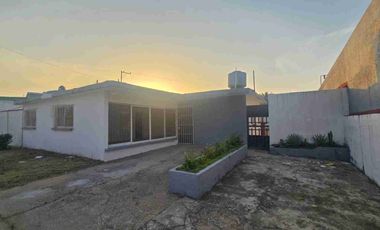 CASA EN VENTA de un nivel a una cuadra de la playa