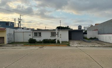 CASA EN VENTA de un nivel a una cuadra de la playa