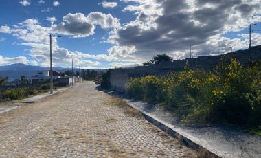 Venta de terreno de 603m2 de doble frente en la Merced Valle de los Chillos Quito,Ecuador