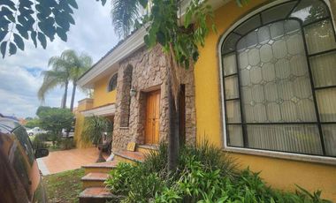 CASA EN VENTA PRIVADA LA JOYA