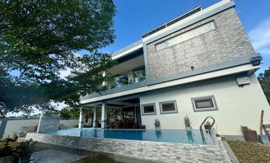 Beautiful modern Fairway Villa Manila Southwoods