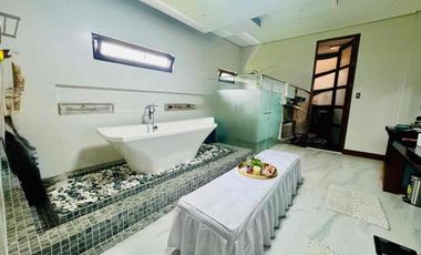 Beautiful modern Fairway Villa Manila Southwoods