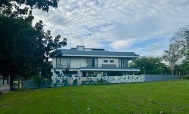 Beautiful modern Fairway Villa Manila Southwoods