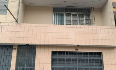 VENTA DE CASA EN URB. PANAMERICANA NORTE. 434 M2. 3 PISOS MAS AZOTEA. A UNA CUADRA DE LA AUTOPISTA PANAMERICANA NORTE.