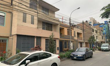 VENTA DE CASA EN URB. PANAMERICANA NORTE. 434 M2. 3 PISOS MAS AZOTEA. A UNA CUADRA DE LA AUTOPISTA PANAMERICANA NORTE.