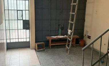 VENTA DE CASA EN URB. PANAMERICANA NORTE. 434 M2. 3 PISOS MAS AZOTEA. A UNA CUADRA DE LA AUTOPISTA PANAMERICANA NORTE.