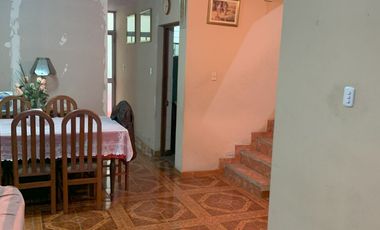 VENTA DE CASA EN URB. PANAMERICANA NORTE. 434 M2. 3 PISOS MAS AZOTEA. A UNA CUADRA DE LA AUTOPISTA PANAMERICANA NORTE.