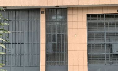 VENTA DE CASA EN URB. PANAMERICANA NORTE. 434 M2. 3 PISOS MAS AZOTEA. A UNA CUADRA DE LA AUTOPISTA PANAMERICANA NORTE.