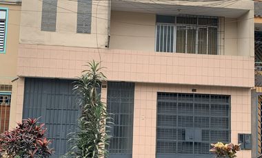 VENTA DE CASA EN URB. PANAMERICANA NORTE. 434 M2. 3 PISOS MAS AZOTEA. A UNA CUADRA DE LA AUTOPISTA PANAMERICANA NORTE.