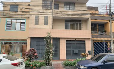 VENTA DE CASA EN URB. PANAMERICANA NORTE. 434 M2. 3 PISOS MAS AZOTEA. A UNA CUADRA DE LA AUTOPISTA PANAMERICANA NORTE.