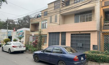 VENTA DE CASA EN URB. PANAMERICANA NORTE. 434 M2. 3 PISOS MAS AZOTEA. A UNA CUADRA DE LA AUTOPISTA PANAMERICANA NORTE.