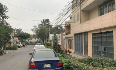 VENTA DE CASA EN URB. PANAMERICANA NORTE. 434 M2. 3 PISOS MAS AZOTEA. A UNA CUADRA DE LA AUTOPISTA PANAMERICANA NORTE.