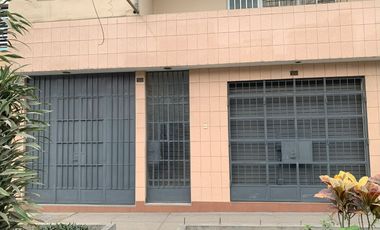 VENTA DE CASA EN URB. PANAMERICANA NORTE. 434 M2. 3 PISOS MAS AZOTEA. A UNA CUADRA DE LA AUTOPISTA PANAMERICANA NORTE.