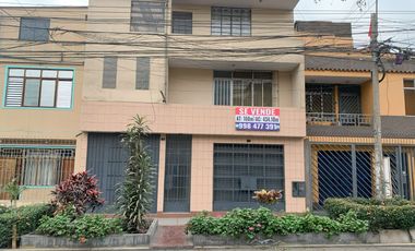 VENTA DE CASA EN URB. PANAMERICANA NORTE. 434 M2. 3 PISOS MAS AZOTEA. A UNA CUADRA DE LA AUTOPISTA PANAMERICANA NORTE.