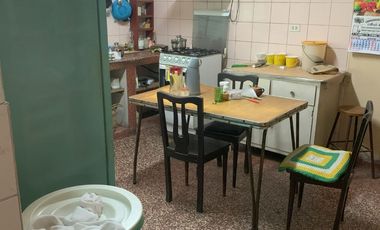 VENTA DE CASA EN URB. PANAMERICANA NORTE. 434 M2. 3 PISOS MAS AZOTEA. A UNA CUADRA DE LA AUTOPISTA PANAMERICANA NORTE.