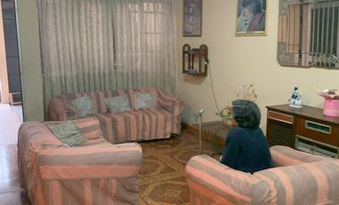 VENTA DE CASA EN URB. PANAMERICANA NORTE. 434 M2. 3 PISOS MAS AZOTEA. A UNA CUADRA DE LA AUTOPISTA PANAMERICANA NORTE.