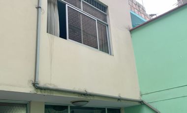 VENTA DE CASA EN URB. PANAMERICANA NORTE. 434 M2. 3 PISOS MAS AZOTEA. A UNA CUADRA DE LA AUTOPISTA PANAMERICANA NORTE.