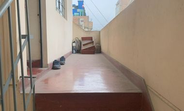 VENTA DE CASA EN URB. PANAMERICANA NORTE. 434 M2. 3 PISOS MAS AZOTEA. A UNA CUADRA DE LA AUTOPISTA PANAMERICANA NORTE.