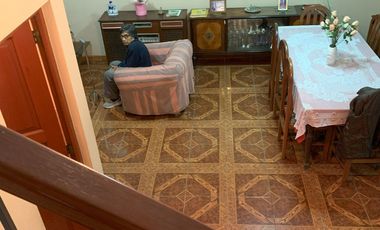 VENTA DE CASA EN URB. PANAMERICANA NORTE. 434 M2. 3 PISOS MAS AZOTEA. A UNA CUADRA DE LA AUTOPISTA PANAMERICANA NORTE.