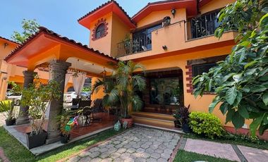 Condominio de cuatro casas estilo mexicano.