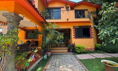 Condominio de cuatro casas estilo mexicano.