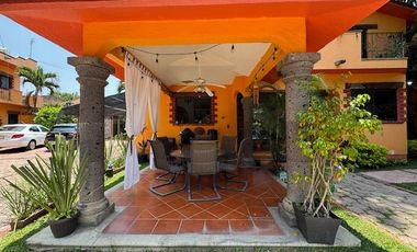 Condominio de cuatro casas estilo mexicano.