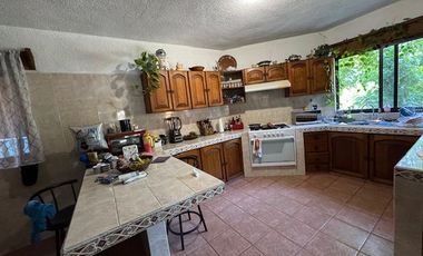 Condominio de cuatro casas estilo mexicano.