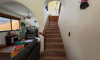 Condominio de cuatro casas estilo mexicano.