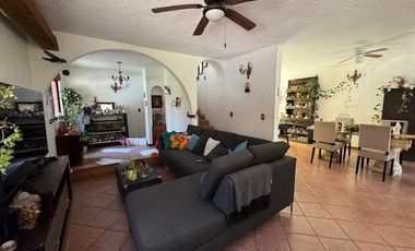 Condominio de cuatro casas estilo mexicano.