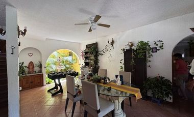 Condominio de cuatro casas estilo mexicano.