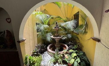 Condominio de cuatro casas estilo mexicano.