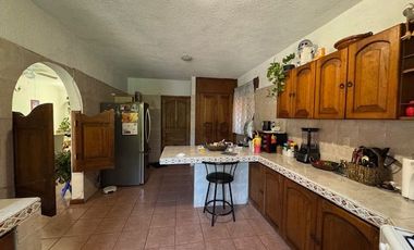 Condominio de cuatro casas estilo mexicano.