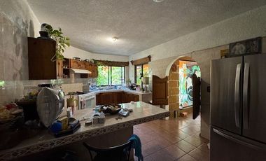 Condominio de cuatro casas estilo mexicano.