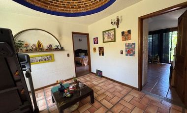 Condominio de cuatro casas estilo mexicano.