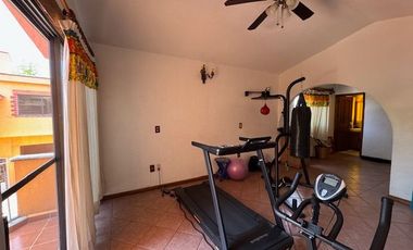 Condominio de cuatro casas estilo mexicano.