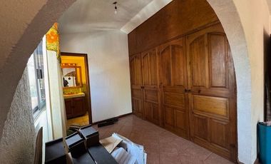 Condominio de cuatro casas estilo mexicano.