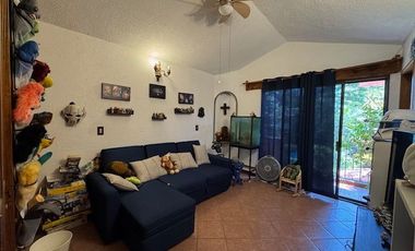 Condominio de cuatro casas estilo mexicano.