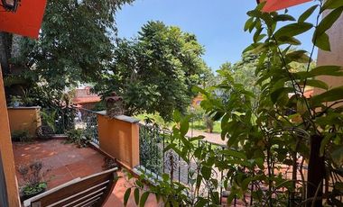 Condominio de cuatro casas estilo mexicano.