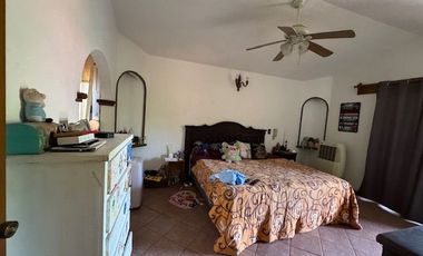 Condominio de cuatro casas estilo mexicano.