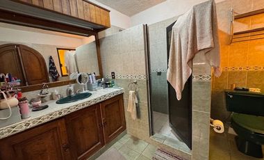 Condominio de cuatro casas estilo mexicano.