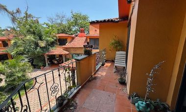 Condominio de cuatro casas estilo mexicano.