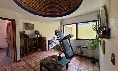 Condominio de cuatro casas estilo mexicano.