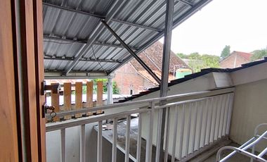 Jual BU Homestay aktif Murah Utara Stadion Maguwoharjo jogja, 4 Kamar SHM